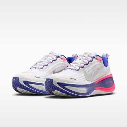 Vomero Plus SE Straßenlaufschuh (Damen) – Weiß/Concord/Hyper Pink/Metallic Silver