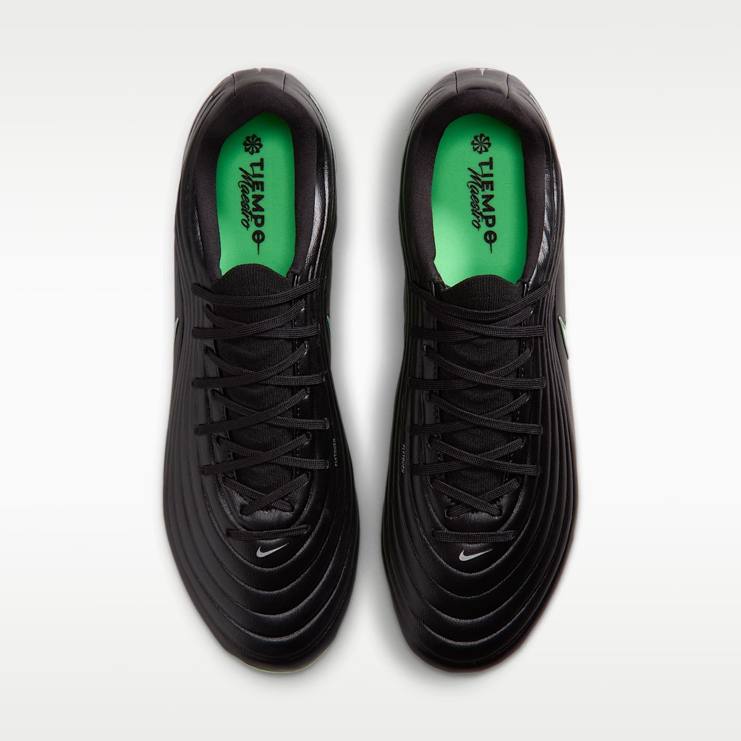 Nike Tiempo Maestro Academy Low Top Fußballschuh für weichen Rasen – Schwarz/Schwarz/Illusion Green