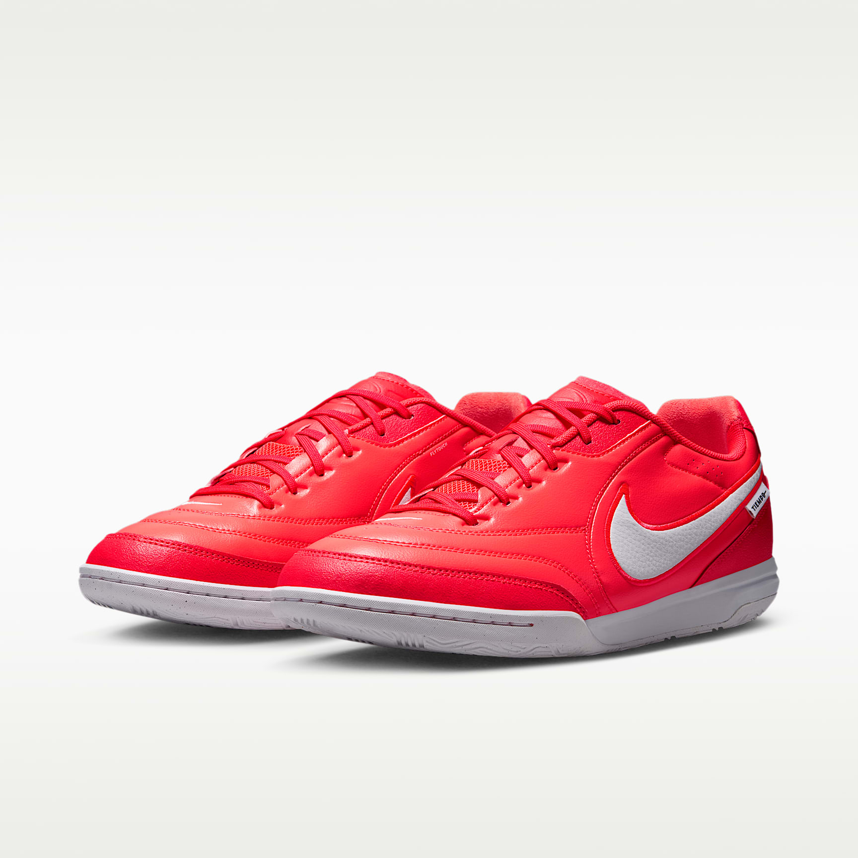 Nike Tiempo Streetgato Low-Top-Fußballschuh für Hallen- und Hartplätze – Bright Crimson/Weiß/Weiß