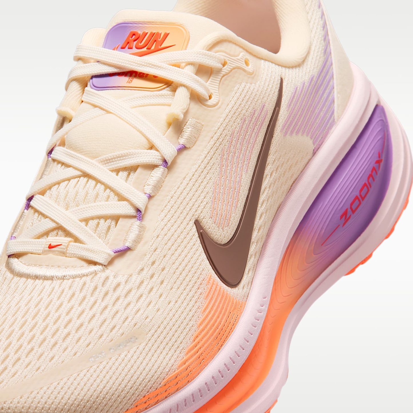Nike Vomero 18 Straßenlaufschuh (Damen) – Chalk/Pink Foam/Bright Violet/Tattoo