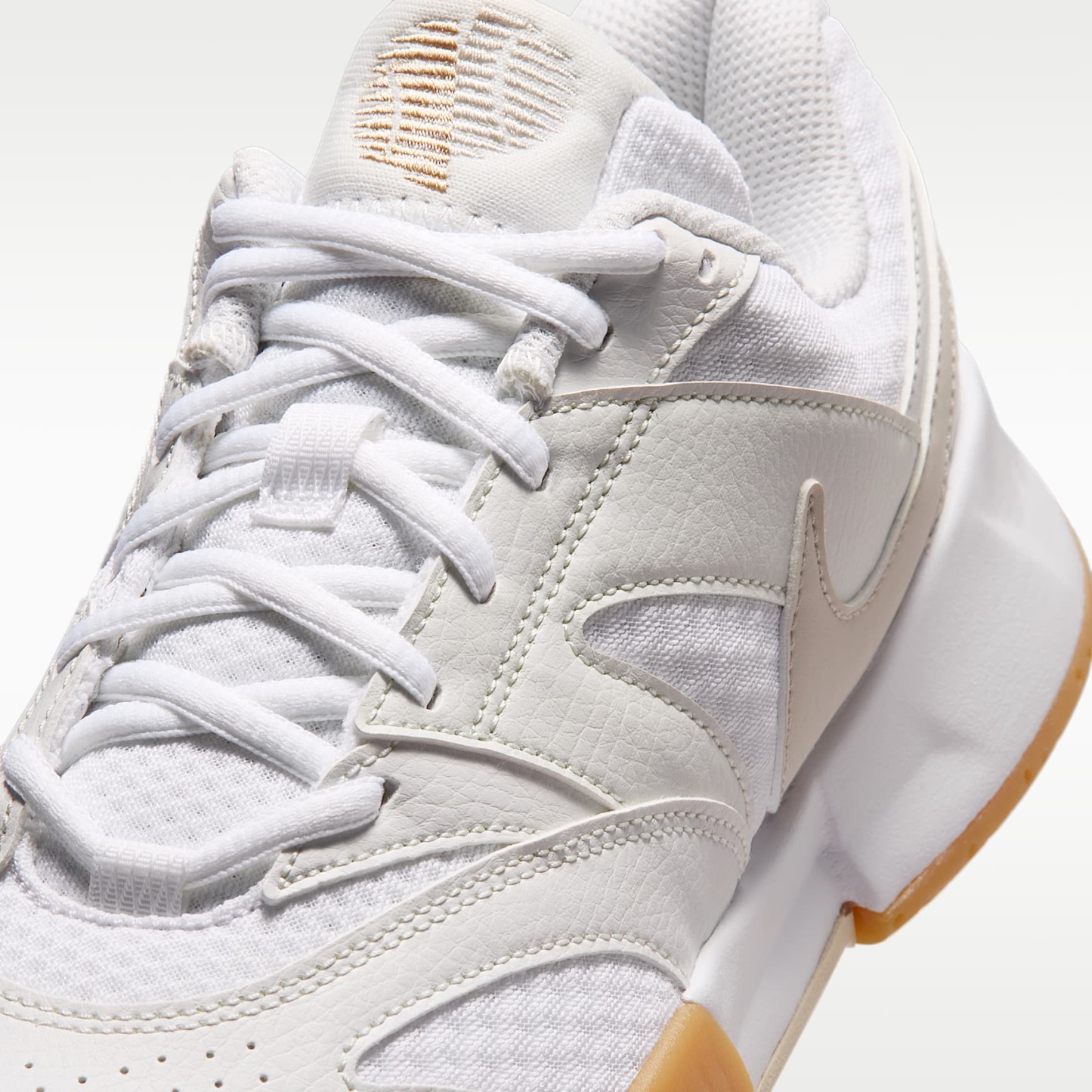 NikeCourt Lite 4 Tennisschuh für Hartplätze (Damen) – Weiß/Summit White/Linen/Light Orewood Brown