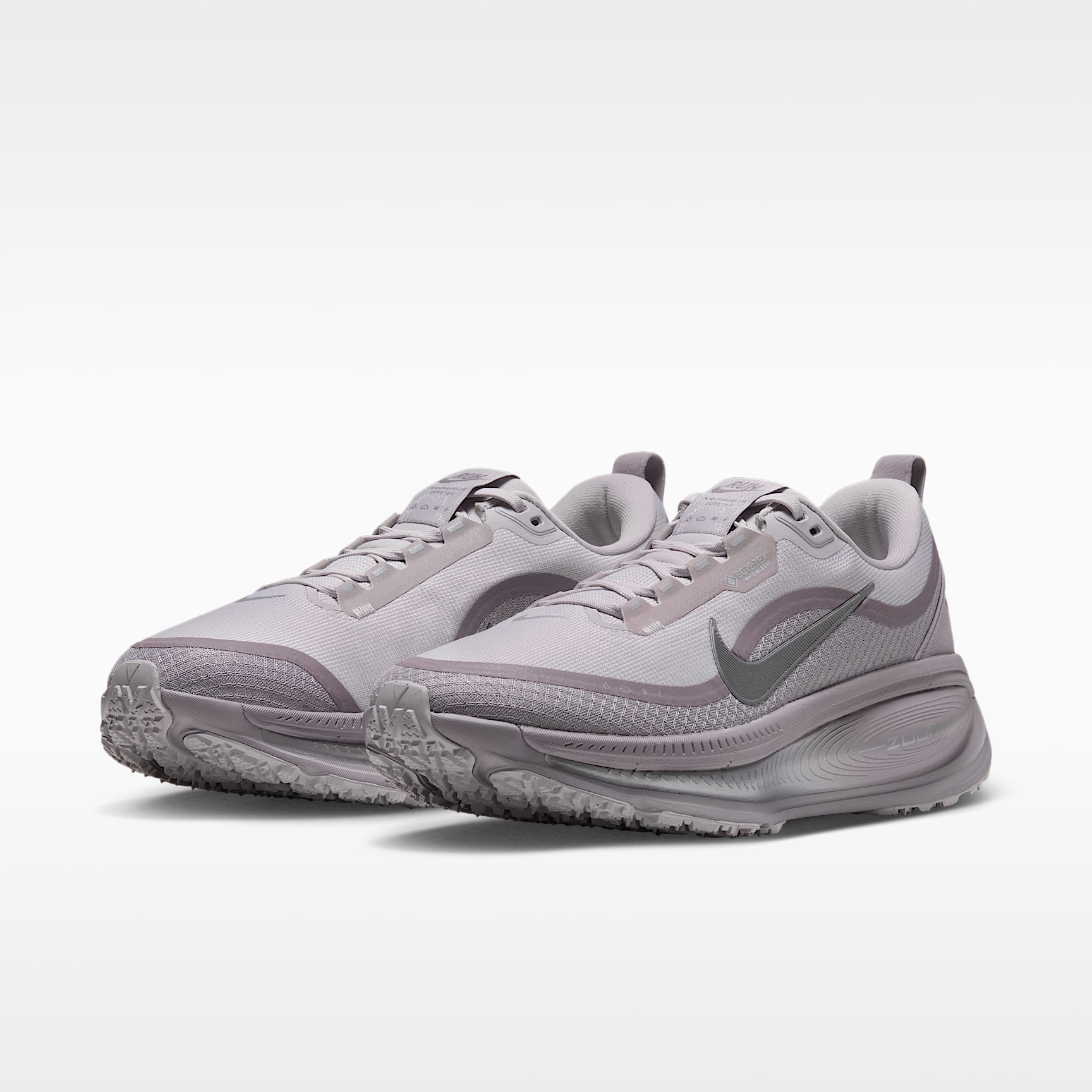 Nike Vomero 18 GORE-TEX Wasserdichter Straßenlaufschuh mit reflektierenden Designakzenten (Damen) – Vast Grey/Silver Lilac/Metallic Silver