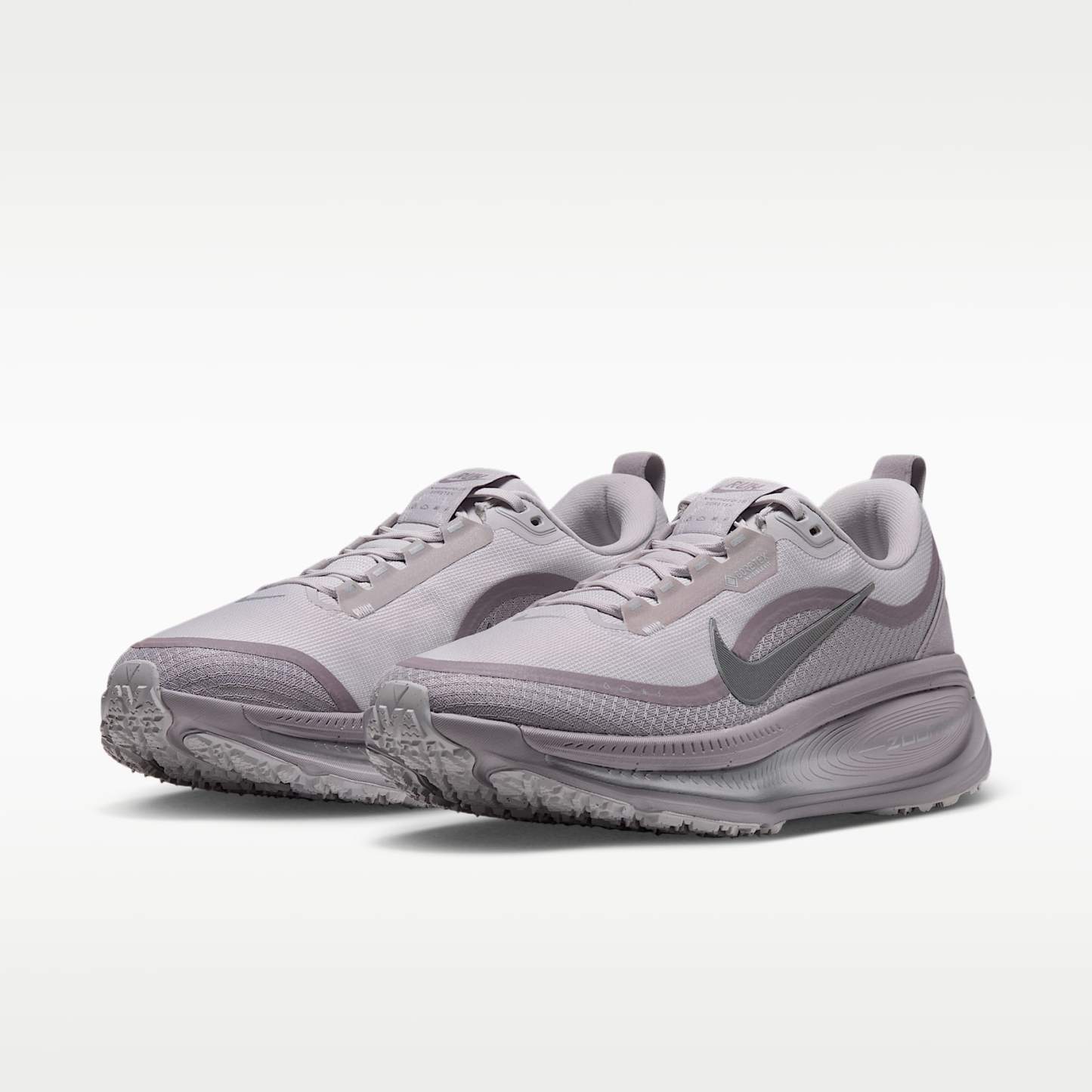 Nike Vomero 18 GORE-TEX Wasserdichter Straßenlaufschuh mit reflektierenden Designakzenten (Damen) – Vast Grey/Silver Lilac/Metallic Silver
