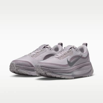 Nike Vomero 18 GORE-TEX Wasserdichter Straßenlaufschuh mit reflektierenden Designakzenten (Damen) – Vast Grey/Silver Lilac/Metallic Silver