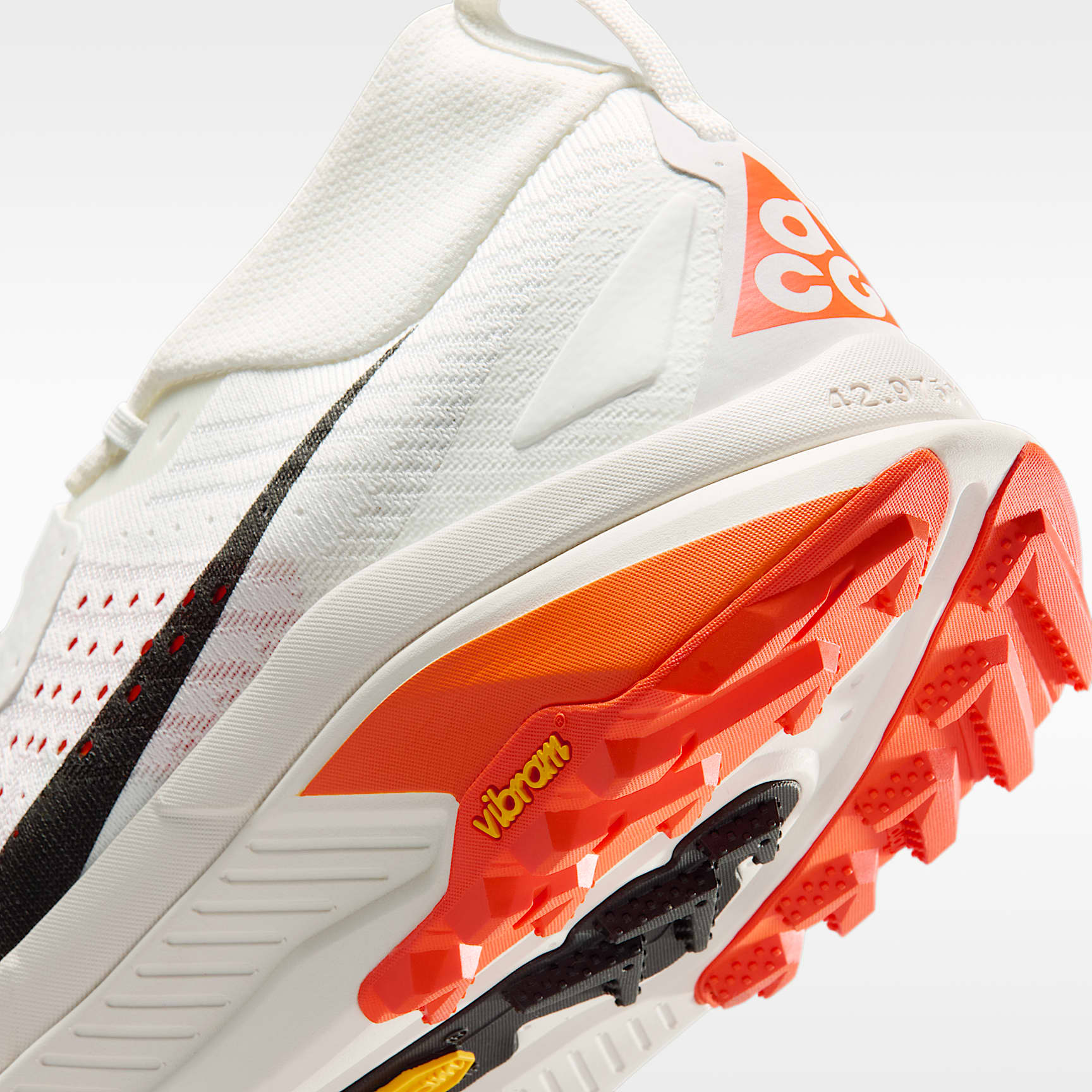 ACG Zegama Trail Traillaufschuh (Herren) – Summit White/Phantom/Safety Orange/Schwarz