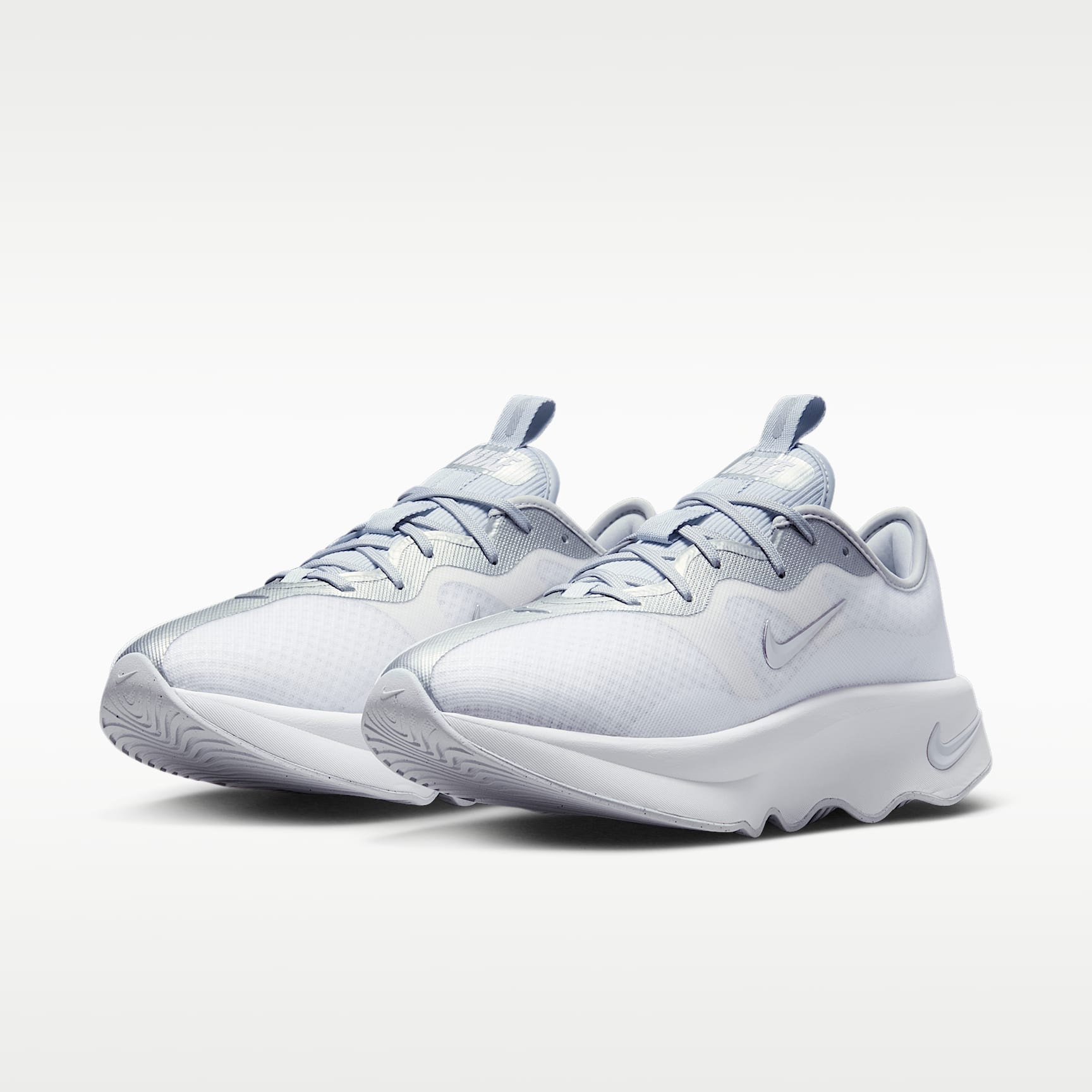 Nike Motiva 2 Walking-Schuhe (Damen) – Weiß/Pure Platinum/Metallic Silver