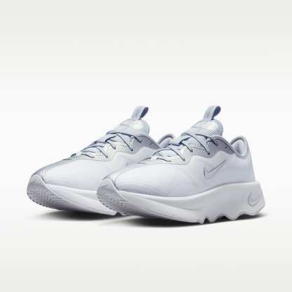 Nike Motiva 2 Walking-Schuhe (Damen) – Weiß/Pure Platinum/Metallic Silver