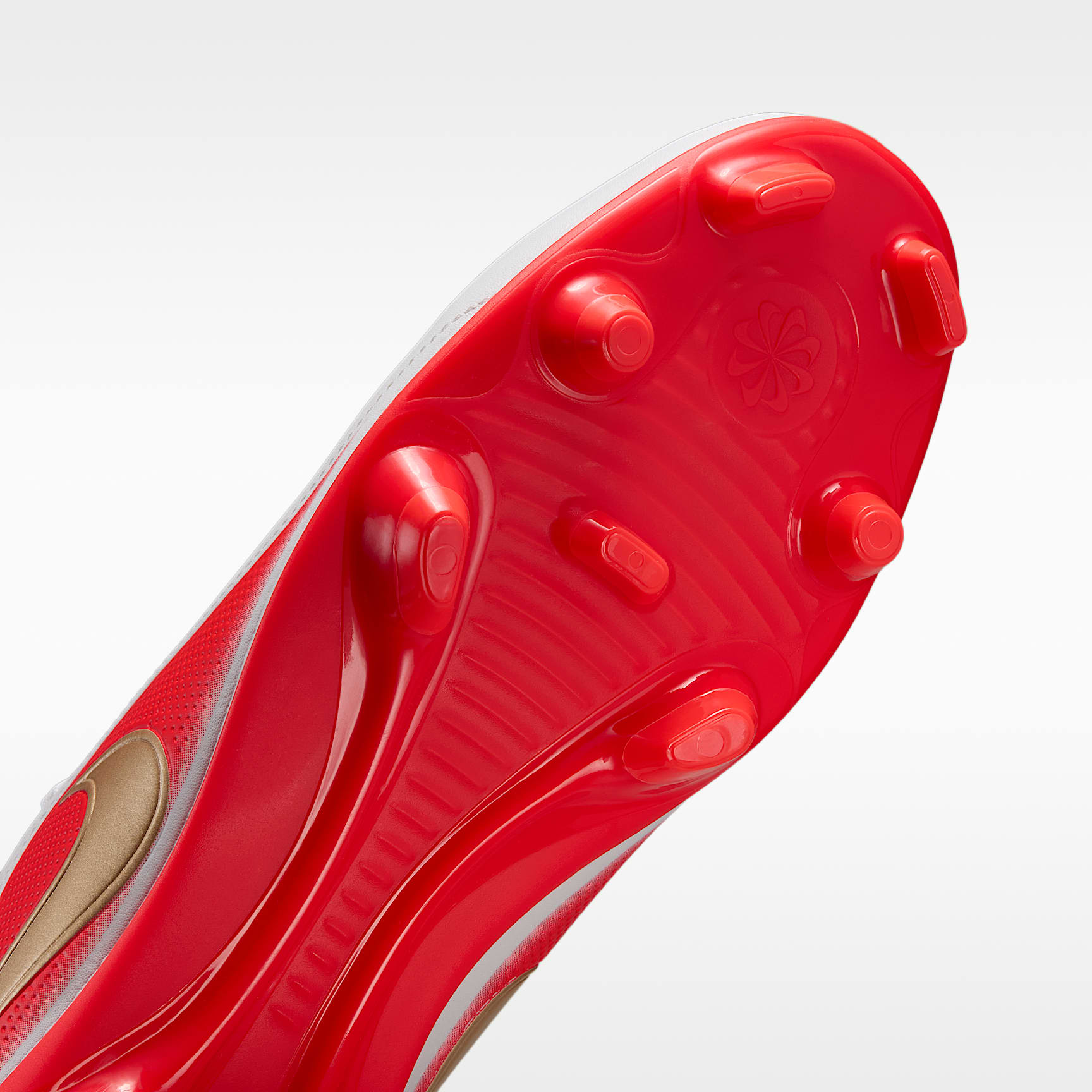 Nike Tiempo Maestro Club Low-Top-Fußballschuh für verschiedene Böden – Weiß/Bright Crimson/Blur