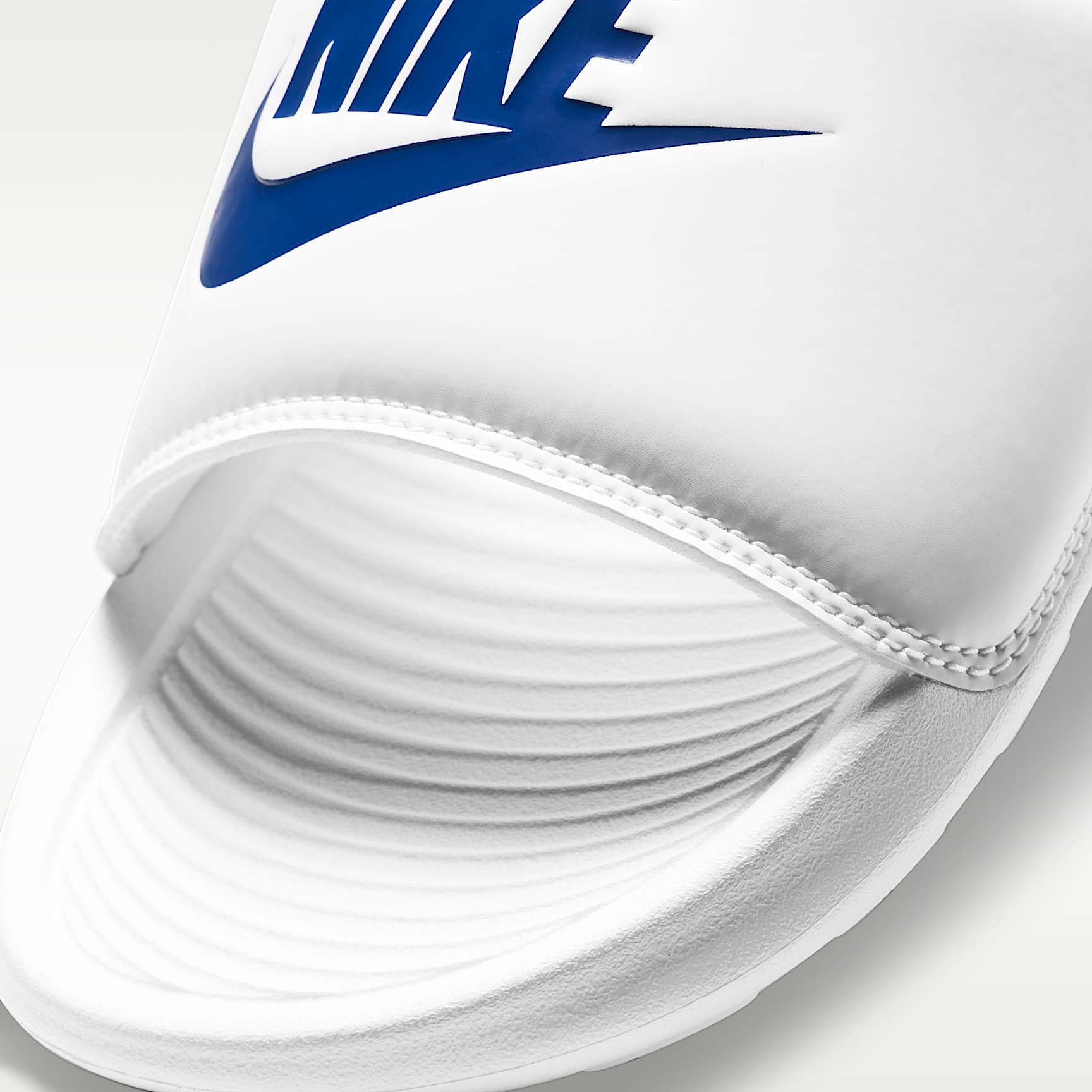 Nike Victori One Slides (Herren) – Weiß/Weiß/Game Royal