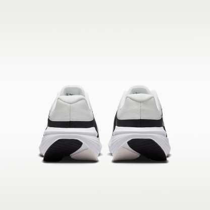 Nike Downshifter 14 Straßenlaufschuh (Herren) – Summit White/Schwarz/Weiß/Metallic Silver