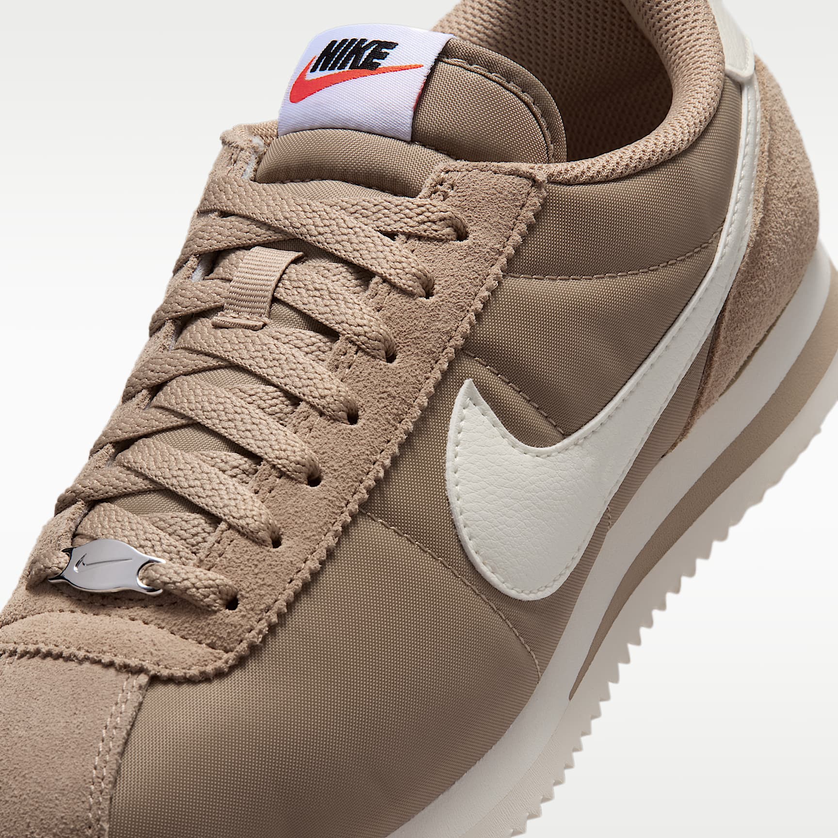 Nike Cortez Textile Schuh (Damen) – British Khaki/Schwarz/Safety Orange/Sail