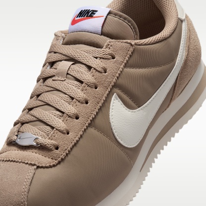 Nike Cortez Textile Schuh (Damen) – British Khaki/Schwarz/Safety Orange/Sail