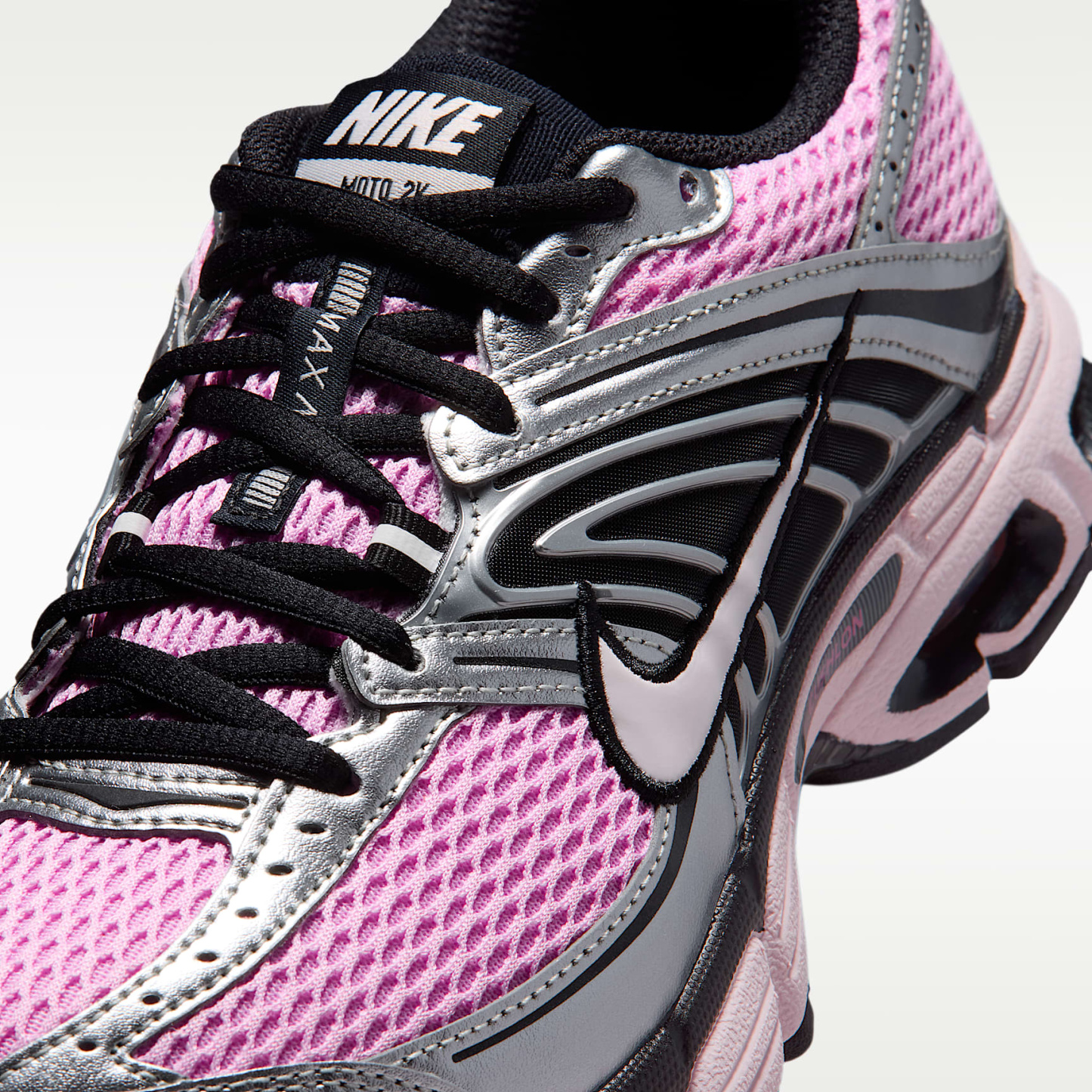 Nike Air Max Moto 2K Schuh mit reflektierenden Akzenten (Damen) – Pink Rise/Metallic Silver/Schwarz/Pearl Pink