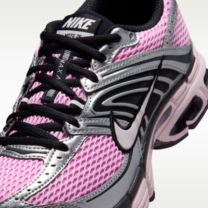 Nike Air Max Moto 2K Schuh mit reflektierenden Akzenten (Damen) – Pink Rise/Metallic Silver/Schwarz/Pearl Pink