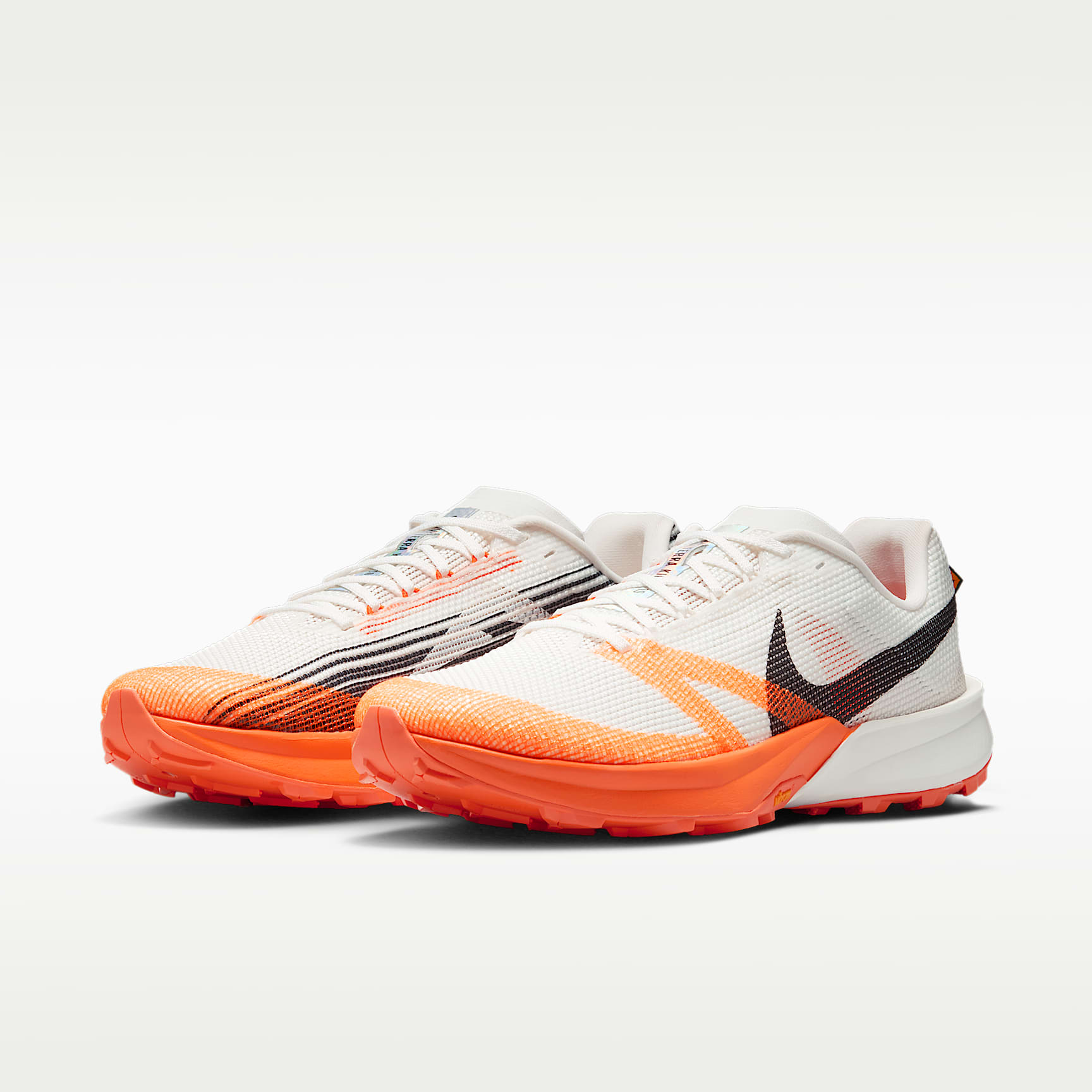 Nike Kiger 10 Traillaufschuh – Summit White/Total Orange/Safety Orange/Schwarz
