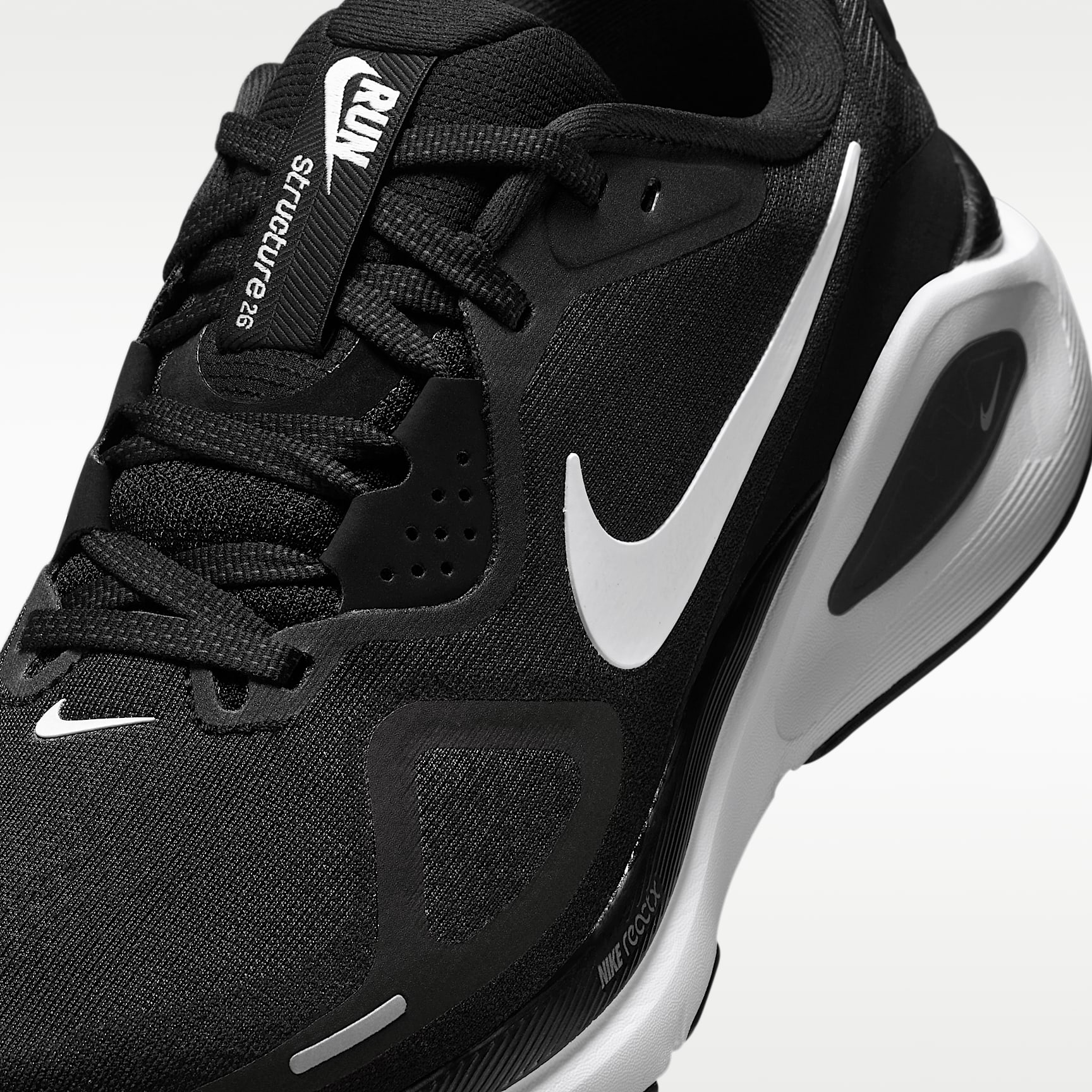 Nike Structure 26 Straßenlaufschuh (Damen) – Schwarz/Cool Grey/Metallic Silver/Weiß
