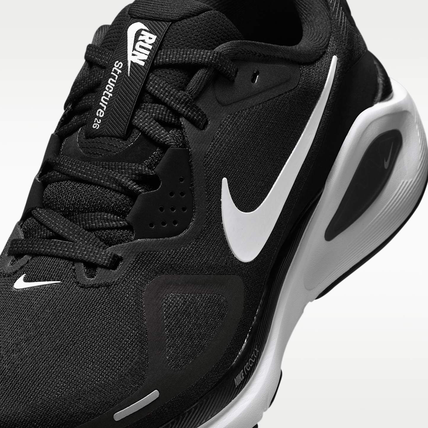 Nike Structure 26 Straßenlaufschuh (Damen) – Schwarz/Cool Grey/Metallic Silver/Weiß