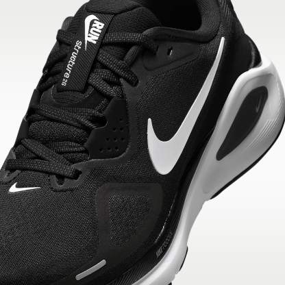 Nike Structure 26 Straßenlaufschuh (Damen) – Schwarz/Cool Grey/Metallic Silver/Weiß