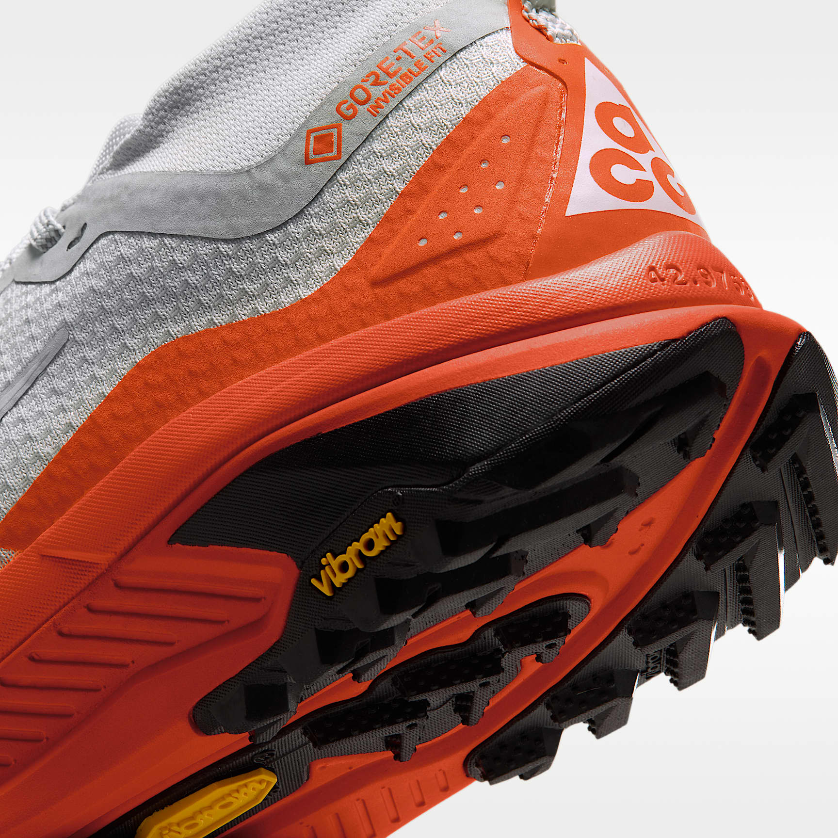 ACG Zegama Trail GORE-TEX wasserdichter Traillaufschuh (Damen) – Light Silver/Safety Orange/Schwarz/Summit White