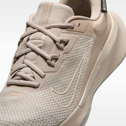 Nike Juniper Trail 2 GORE-TEX wasserdichter Traillaufschuh für Herren – Cream II/Light Orewood Brown