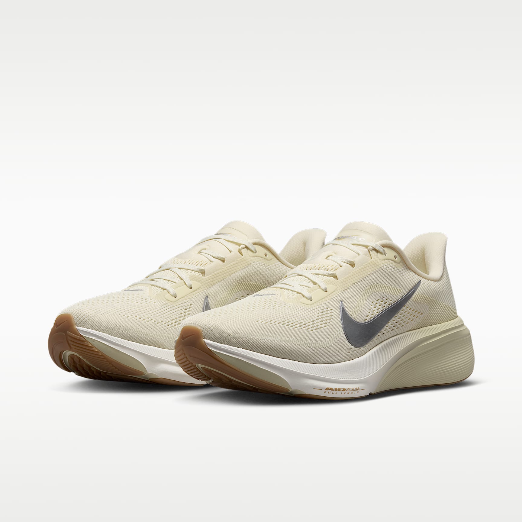 Nike Pegasus 42 Straßenlaufschuh (Herren) – Coconut Milk/Light Khaki/Gum Light Brown/Metallic Silver