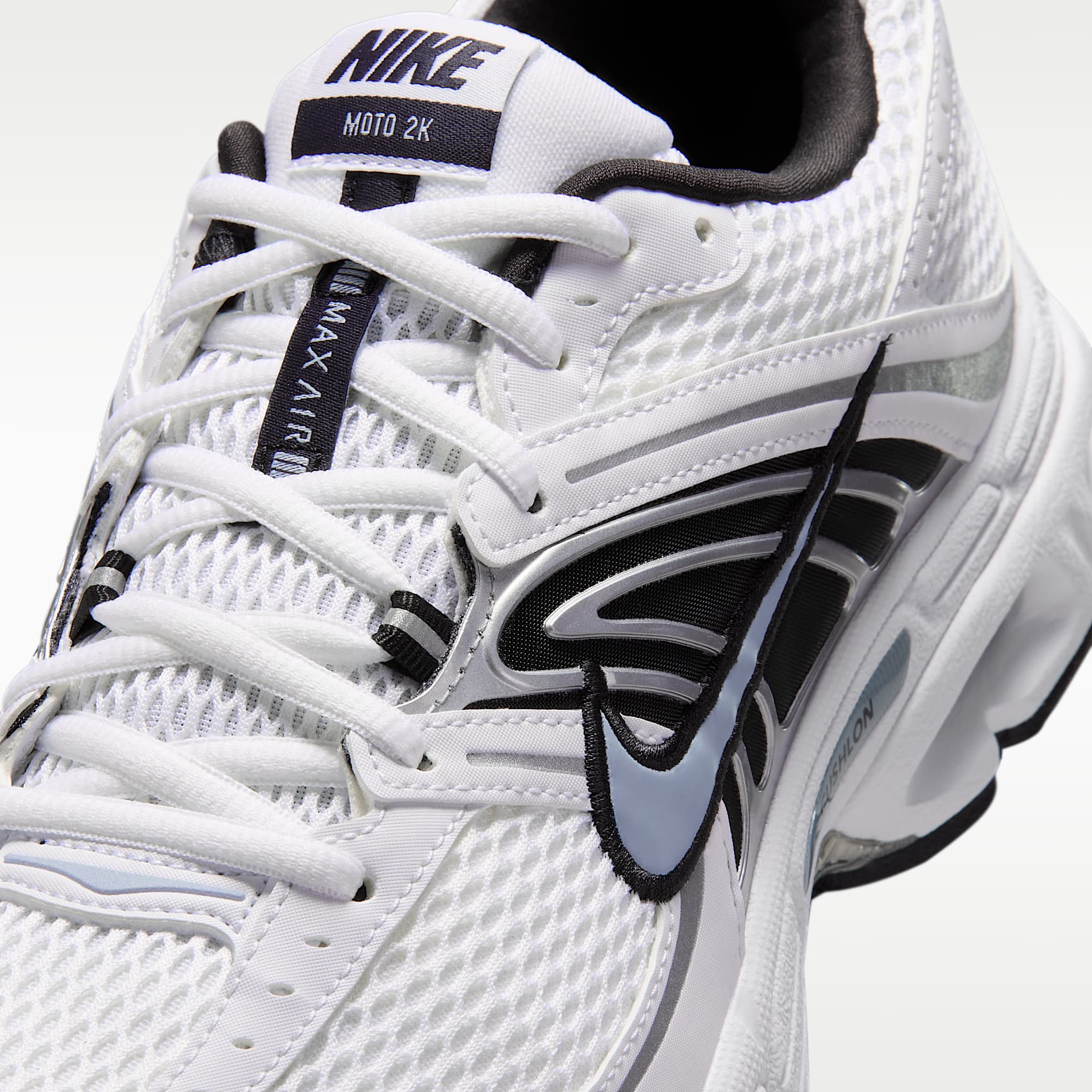 Nike Air Max Moto 2K Schuh (Herren) – Weiß/Light Armory Blue/Metallic Silver/Schwarz