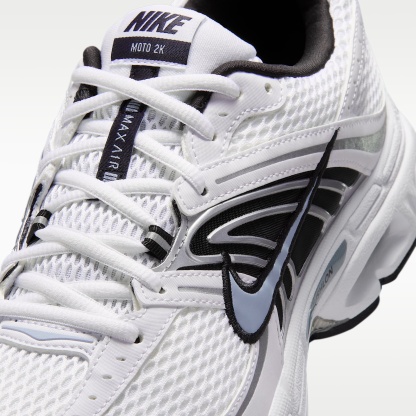 Nike Air Max Moto 2K Schuh (Herren) – Weiß/Light Armory Blue/Metallic Silver/Schwarz