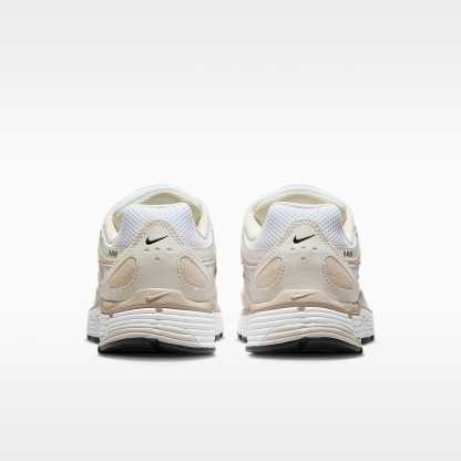 Nike P-6000 Damenschuh – Light Orewood Brown/Weiß/Metallic Summit White/Schwarz
