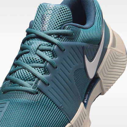 Nike GP Challenge 1.5 Tennisschuh für Sandplätze (Herren) – Smokey Blue/Light Bone/New Slate/Weiß