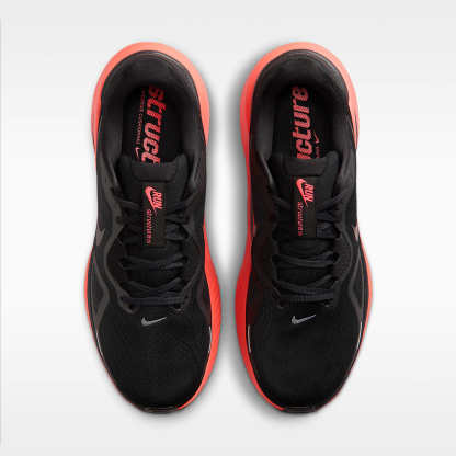 Nike Structure 26 Straßenlaufschuh (Herren) – Schwarz/Bright Crimson/Dark Smoke Grey/Metallic Dark Grey