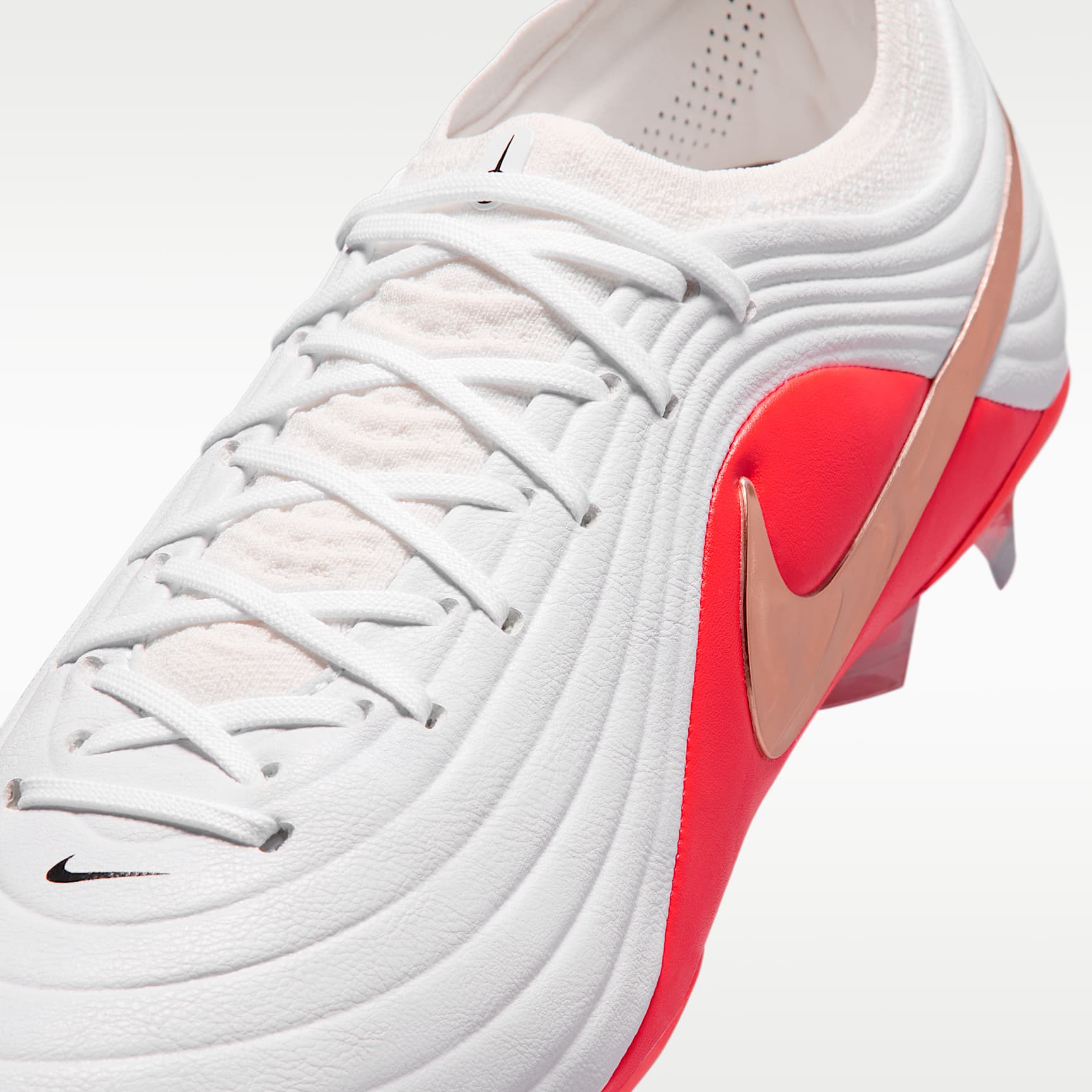 Nike Tiempo Maestro Elite Low Top Fußballschuh für normalen Rasen – Weiß/Bright Crimson/Blur