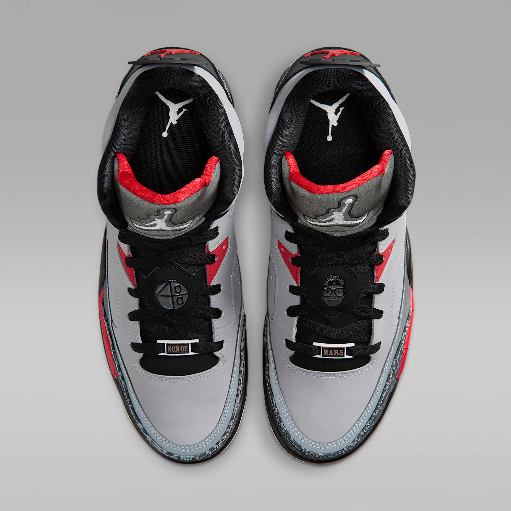 Jordan Son of Mars Low Herrenschuh – Cement Grey/Schwarz/Fire Red/Weiß
