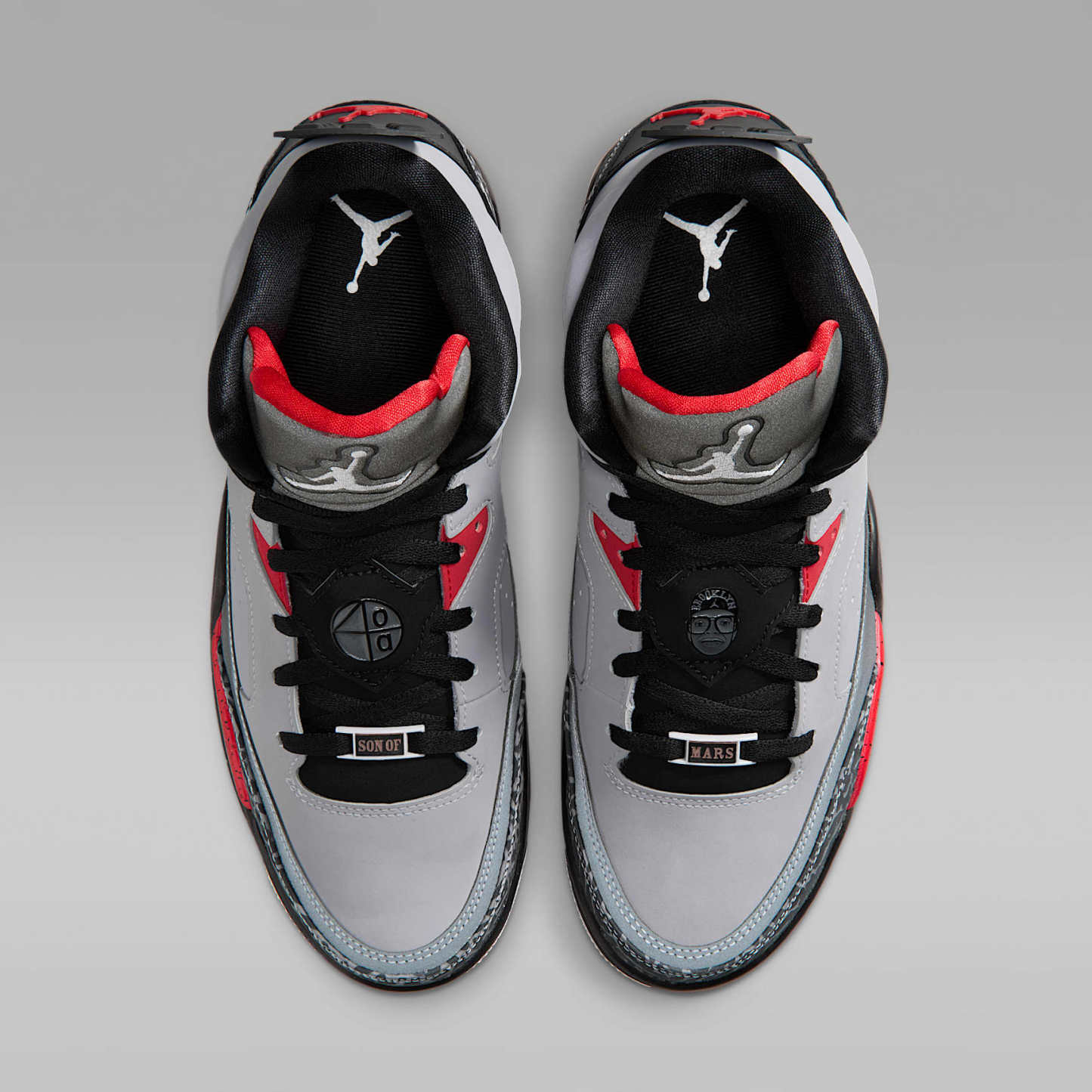 Jordan Son of Mars Low Herrenschuh – Cement Grey/Schwarz/Fire Red/Weiß