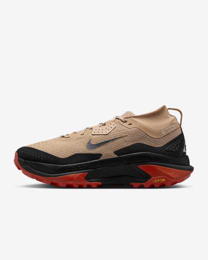 ACG Zegama Trail GORE-TEX wasserdichter Traillaufschuh (Herren) – Linen/Light Crimson/Light Orewood Brown/Schwarz