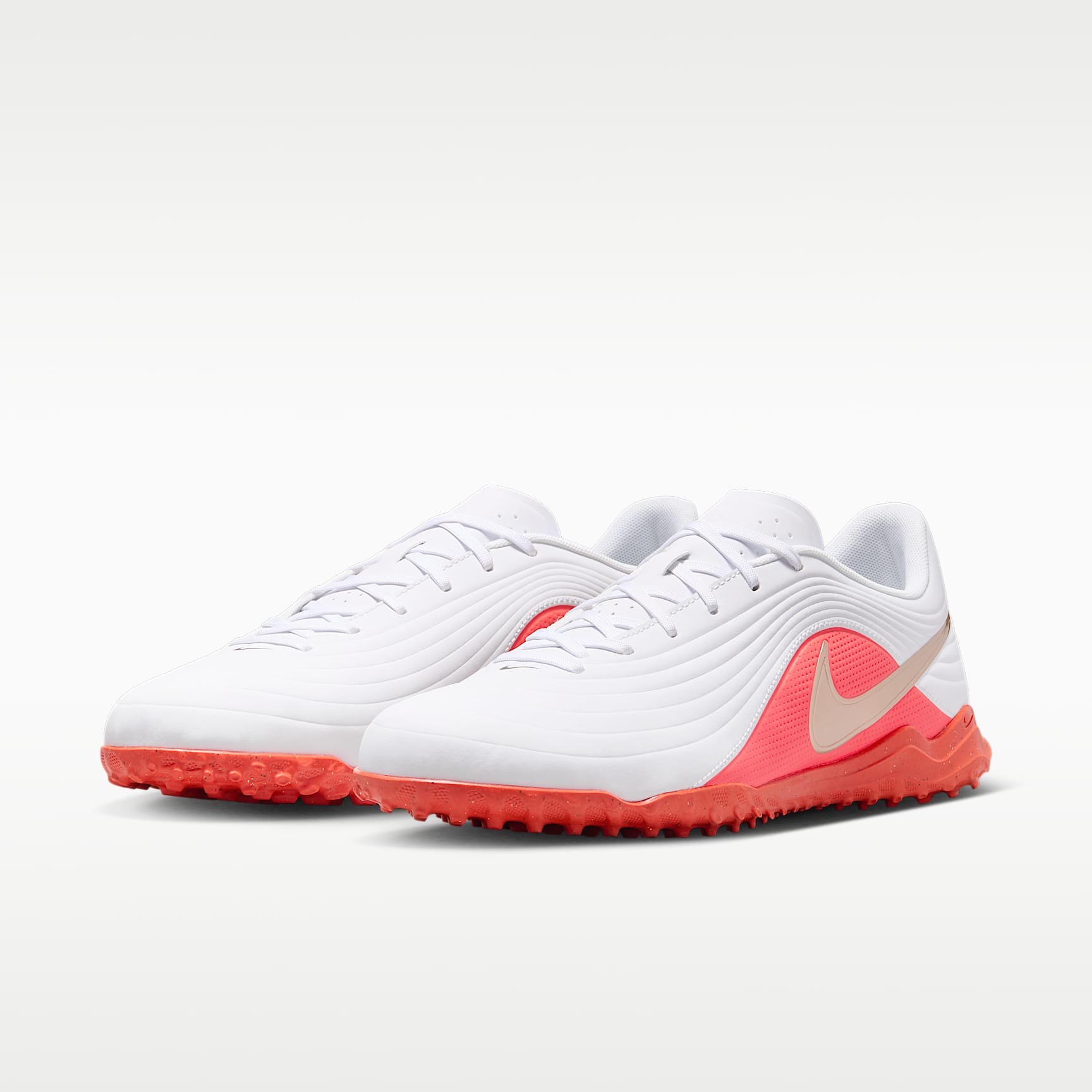 Nike Tiempo Maestro Club Low-Top-Fußballschuh für Turf – Weiß/Bright Crimson/Blur