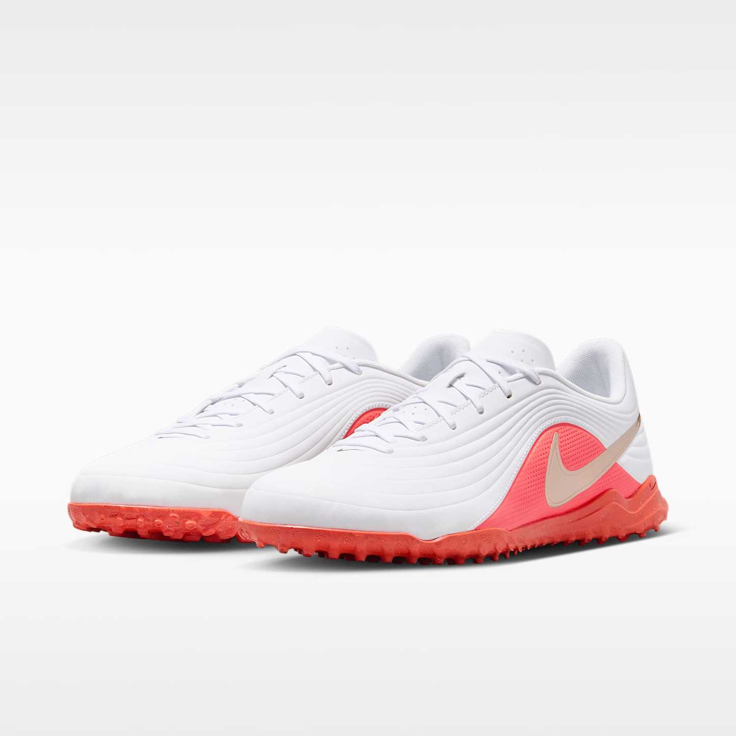 Nike Tiempo Maestro Club Low-Top-Fußballschuh für Turf – Weiß/Bright Crimson/Blur