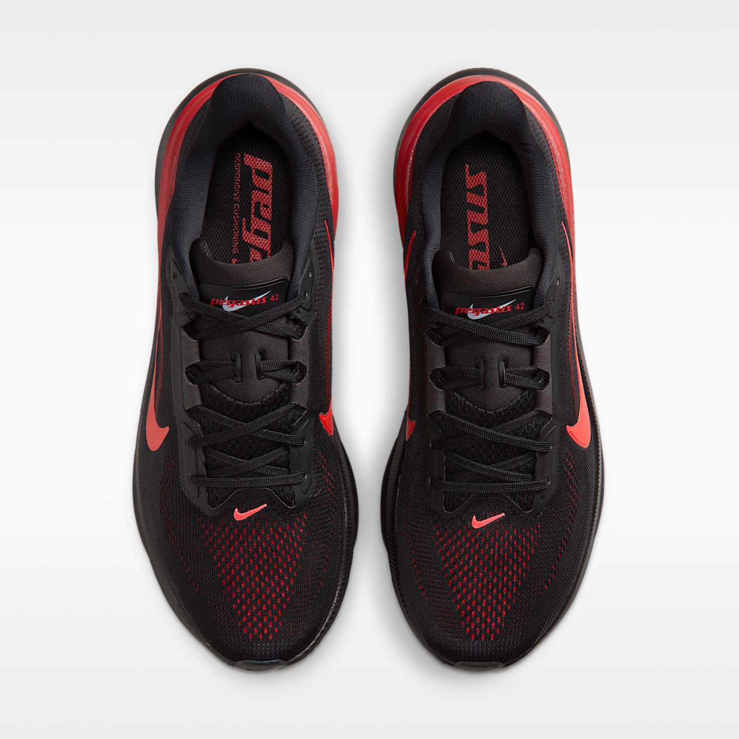 Nike Pegasus 42 Straßenlaufschuh (Herren) – Schwarz/University Red/Wolf Grey/Bright Crimson