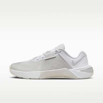 Nike Metcon 10 Trainingsschuh für Damen – Weiß/Platinum Tint/Wolf Grey/Metallic Silver