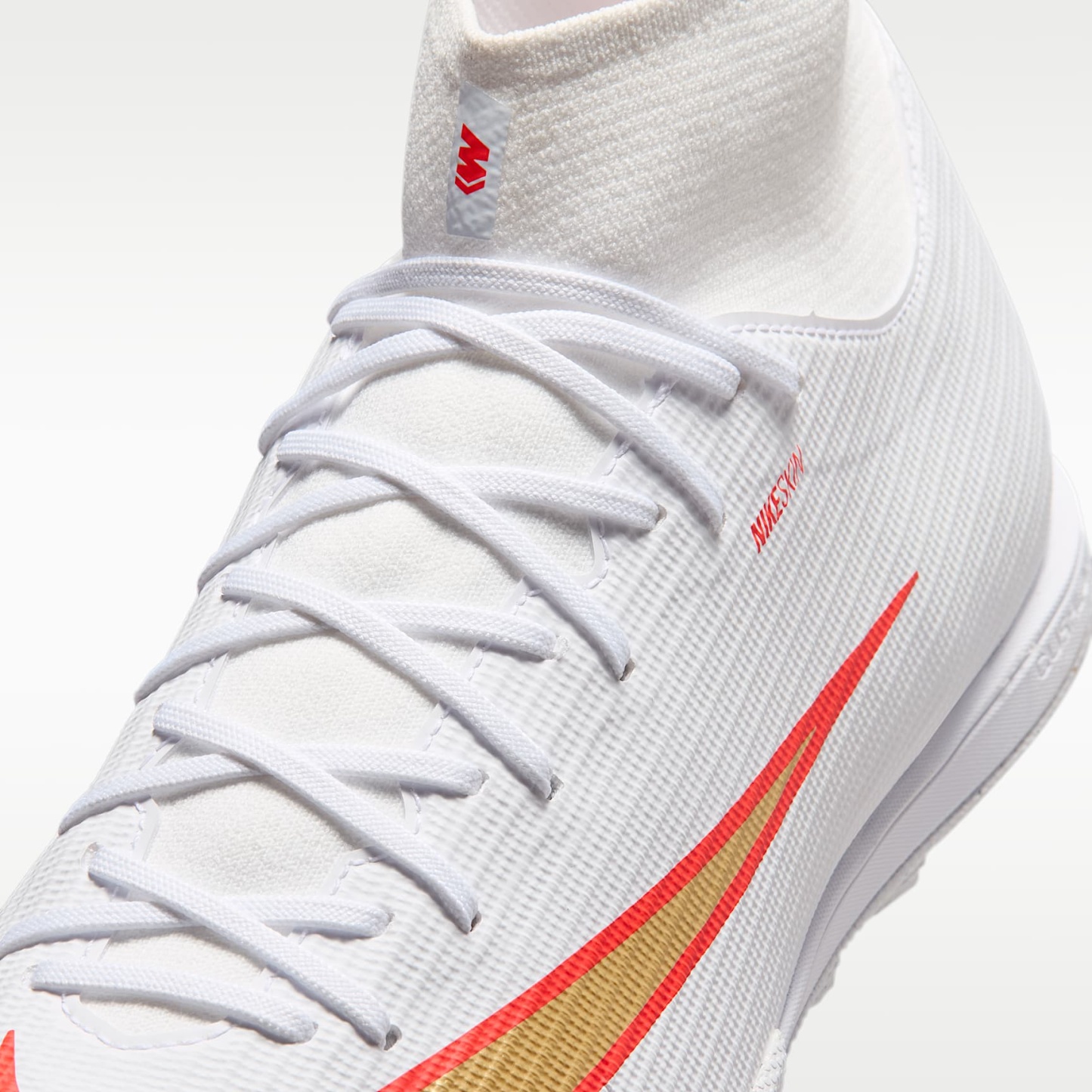 Nike Mercurial Superfly 11 Academy High-Top-Fußballschuh für Turf – Weiß/Bright Crimson/Blur