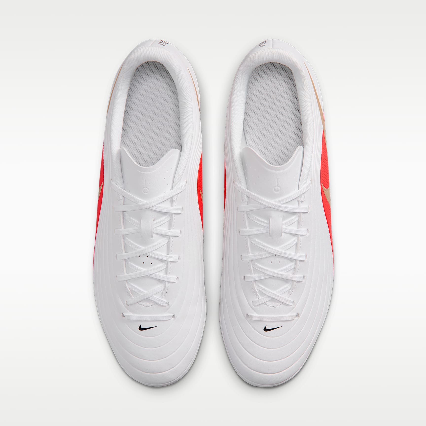 Nike Tiempo Maestro Club Low-Top-Fußballschuh für verschiedene Böden – Weiß/Bright Crimson/Blur