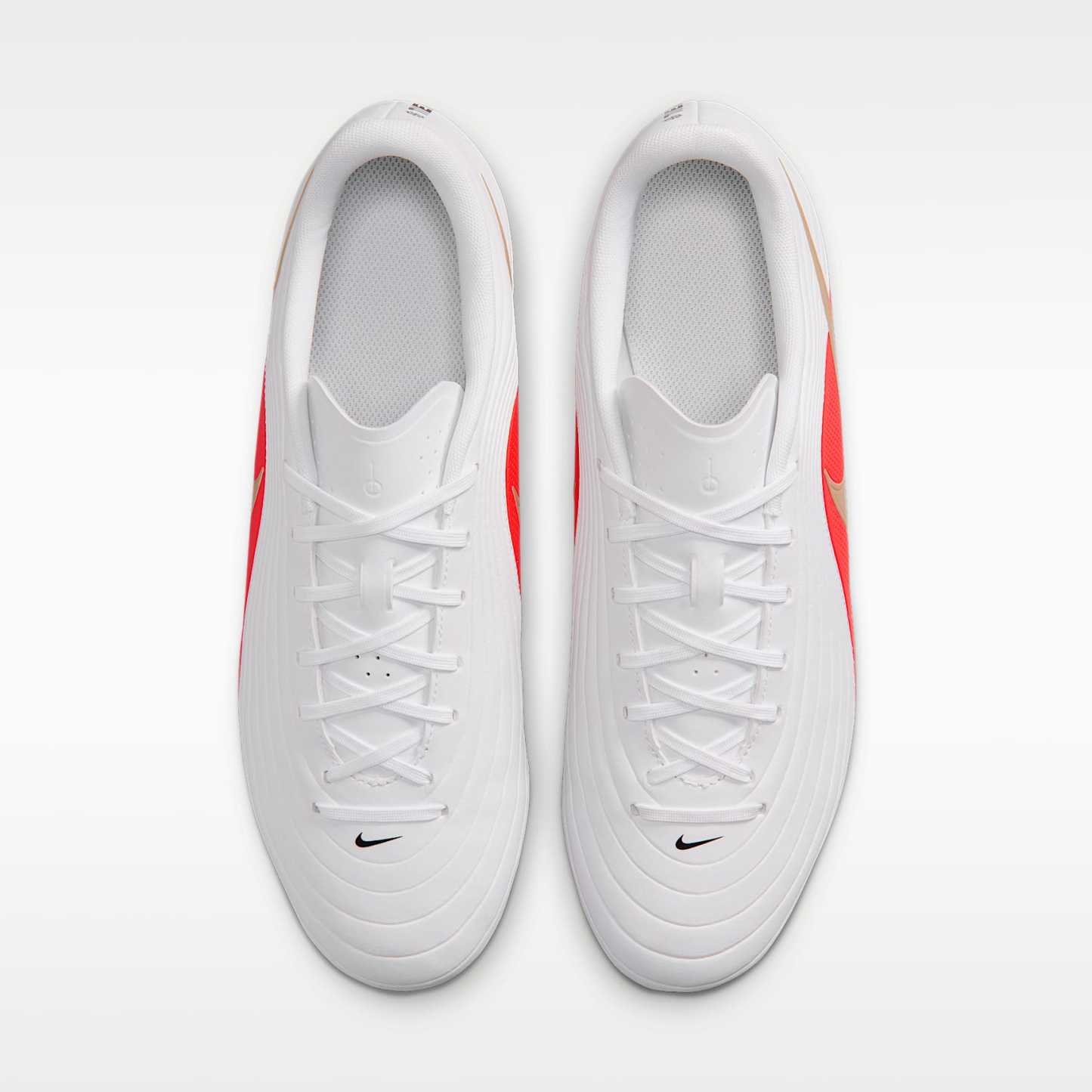 Nike Tiempo Maestro Club Low-Top-Fußballschuh für verschiedene Böden – Weiß/Bright Crimson/Blur