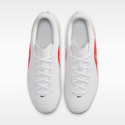 Nike Tiempo Maestro Club Low-Top-Fußballschuh für verschiedene Böden – Weiß/Bright Crimson/Blur
