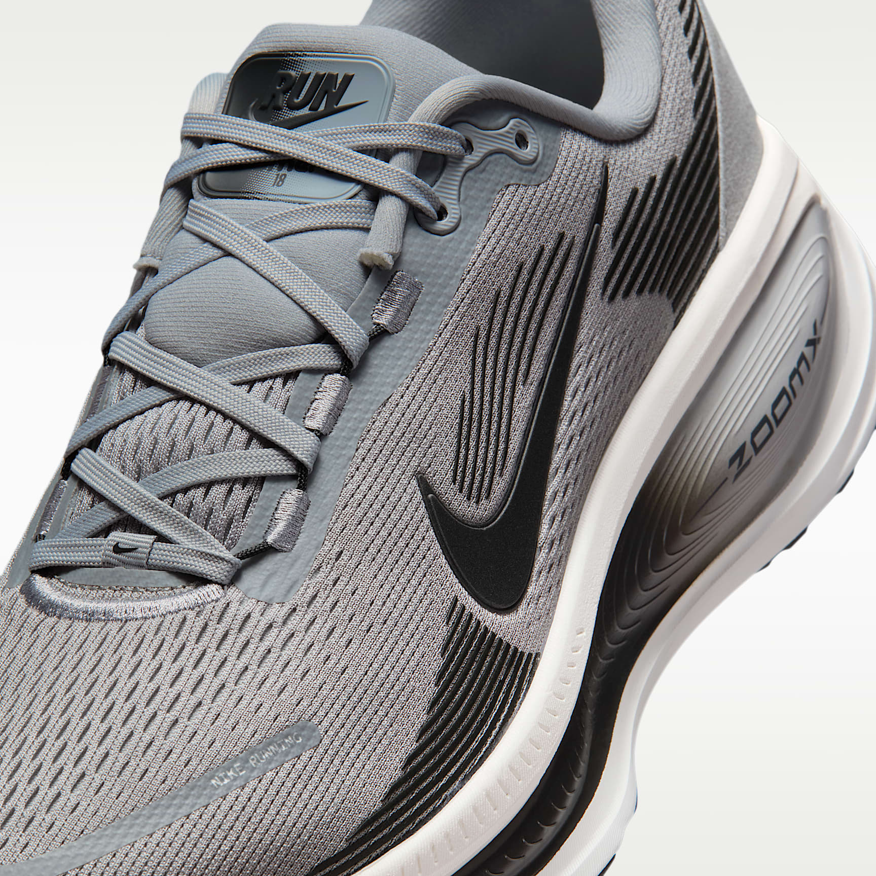 Nike Vomero 18 Straßenlaufschuh (Herren) – Wolf Grey/Pure Platinum/Summit White/Anthracite