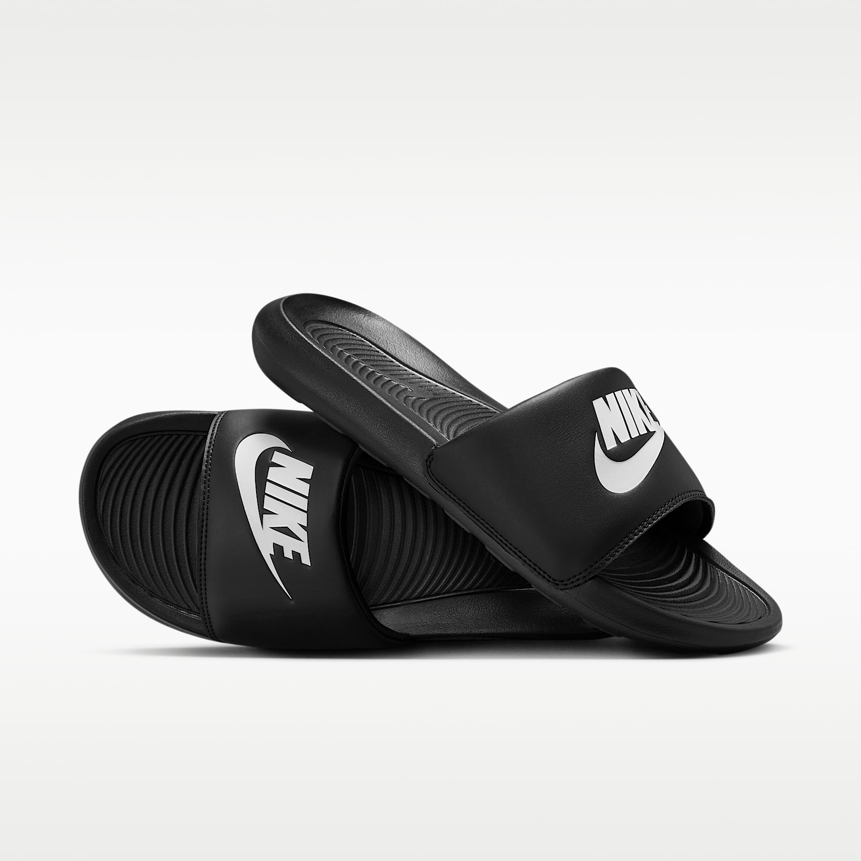 Nike Victori One Slides (Herren) – Schwarz/Schwarz/Weiß