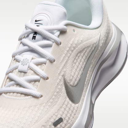 Nike Journey Run Straßenlaufschuh für Damen – Weiß/Sail/Schwarz/Metallic Silver