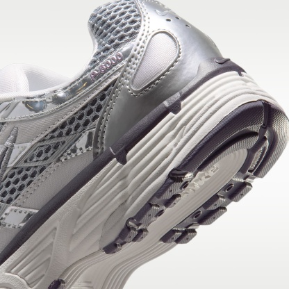 Nike P-6000 Schuh (Damen) – Vast Grey/Metallic Silver/Stealth/Dark Raisin