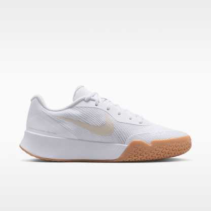 Nike Vapor Lite 3 Tennisschuh für Hartplätze (Herren) – Weiß/Summit White/Gum Yellow/Light Orewood Brown