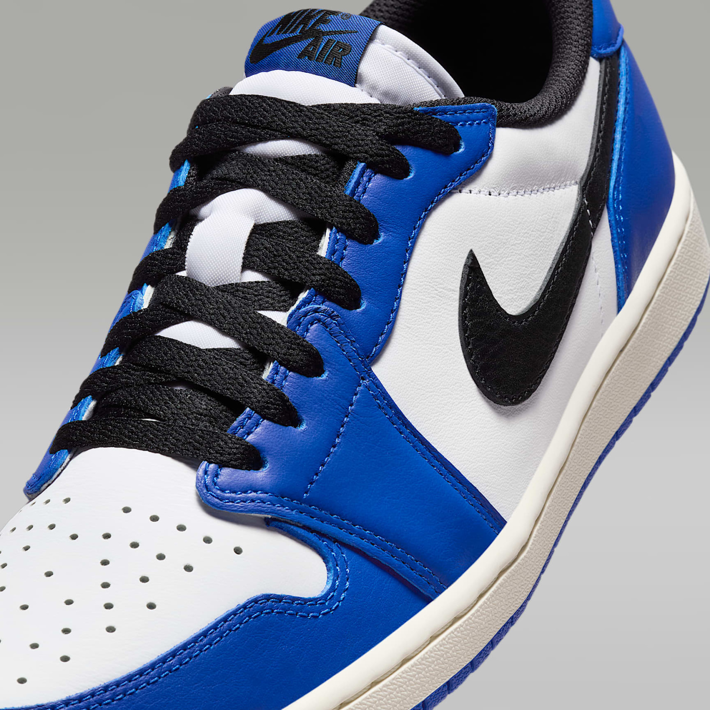 Air Jordan 1 Low "Game Royal" Schuh (Herren) – Weiß/Game Royal/Sail/Schwarz