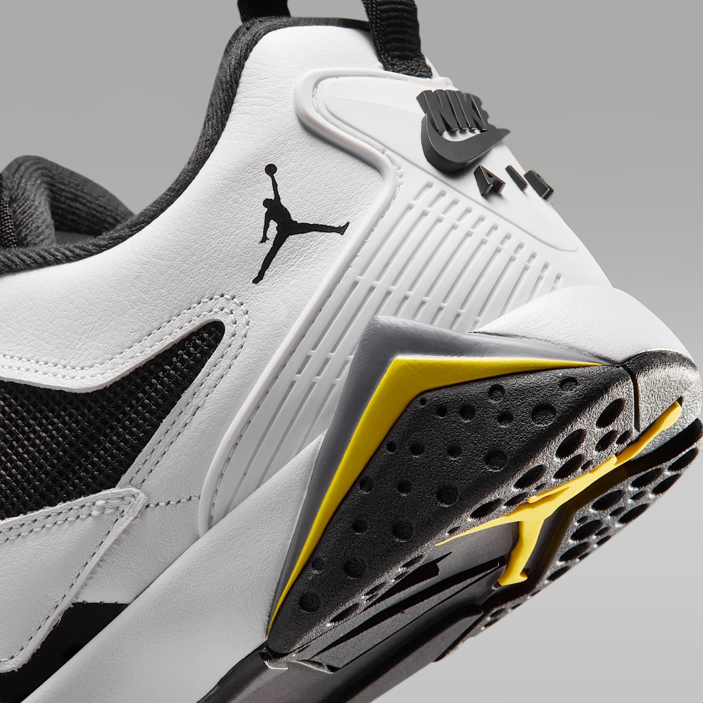 Air Jordan MVP 92 Schuh (Herren) – Weiß/Schwarz/Dark Blue Grey/Tour Yellow