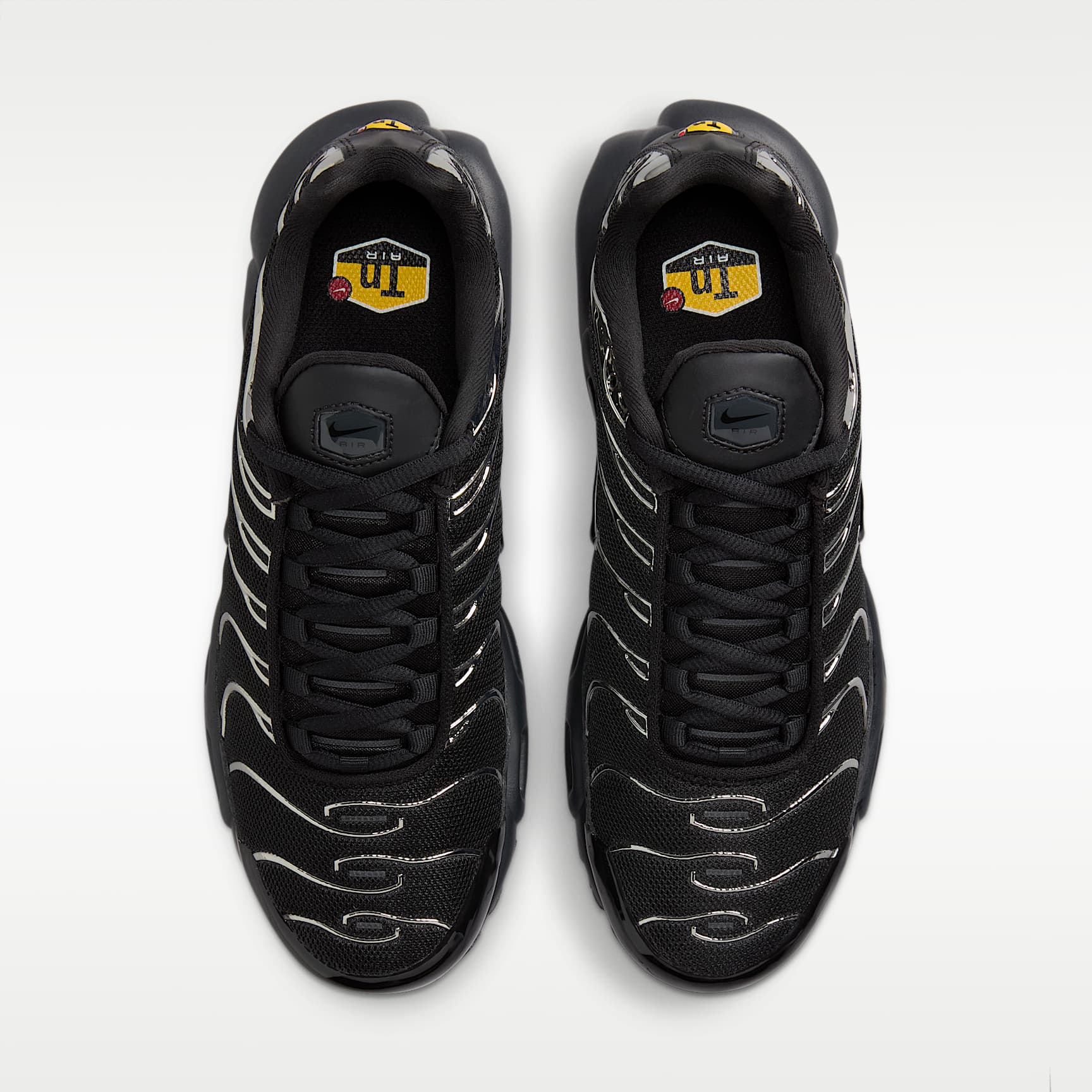 Nike Air Max Plus SE Schuh (Damen) – Schwarz/Metallic Silver/Laser Crimson/Off Noir